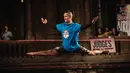 Seorang peserta beraksi di kompetisi slackline Red Bull Airlines di Catania, Italia, Sabtu (8/10). Red Bull Airlines adalah kompetisi slackline yang digelar di ketinggian 7 meter di atas tanah.(REUTERS)
