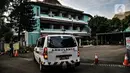 Ambulans yang membawa pasien OTG Covid-19 tiba di Graha Wisata TMII, Jakarta, Selasa (22/6/2021). Lonjakan kasus aktif Corona menyebabkan kapasitas kamar isolasi pasien OTG Covid-19 di Graha Wisata TMII telah terisi penuh usai pada hari ini tercatat kedatangan 6 pasien. (merdeka.com/Iqbal S Nugroho)