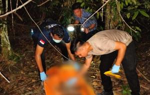 Petugas mengevakuasi kerangka manusia yang ditemukan di semak-semak wilayah Siak. (Liputan6.com/ Dok Humas Polres Siak)