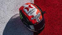 Helm balap Alex Rins pada MotoGP Mandalika 2022 dihiasi dengan aksen batik
