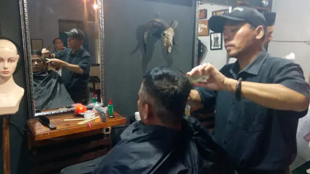 Praktek cukur rambut Abah Atrox