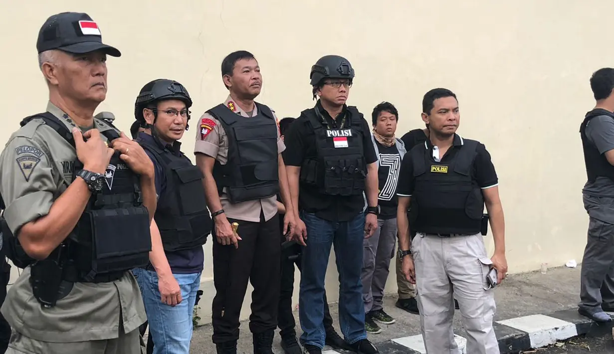 Sejumlah aparat kepolisian seusai proses penyerahan diri para narapidana terorisme Rumah Tahanan Cabang Salemba di Mako Brimob Kelapa Dua, Depok, Kamis (10/5). Sebanyak 155 narapidana terorisme menyatakan menyerah tanpa syarat. (Liputan6.com/HO/Polri)