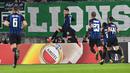 Selebrasi Lautaro Martinez usa membobol gawang Rapid Wina lewat tendanga penalti pada leg 1, 32 besar Liga Europa yang berlangsung di stadion Allianz, Wina, Jumat (15/2). Inter Milan menang 1-0 atas Rapid Wina. (AFP/Joe Klamar)