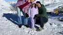 Chicco Jerikho dan Putri Marino memilih Swiss untuk rayakan Natal tahun ini. Keduanya mengenakan busana musim dingin nya seperti padding jaket. [@chicco.jerikho]