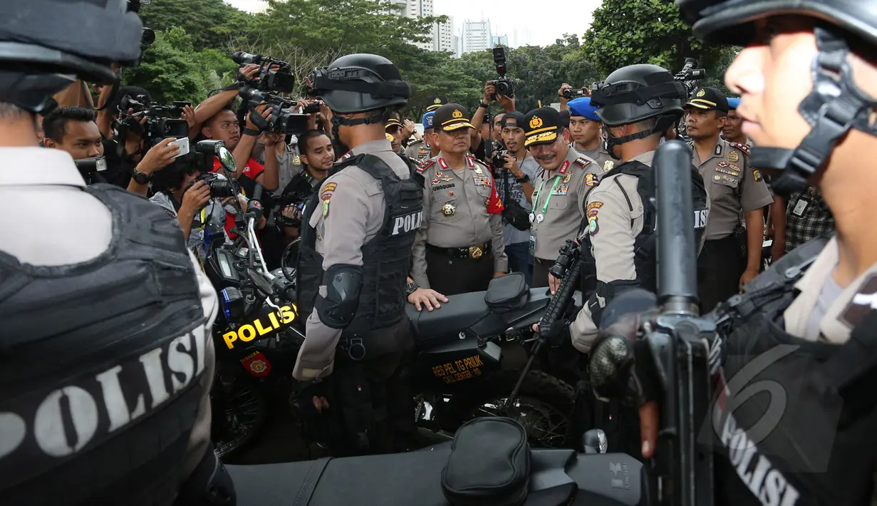 Kapolri Jenderal Pol Badrodin Haiti memeriksa pasukan patroli motor saat meninjau lokasi diselenggarakannya KAA 2015 di JCC Senayan, Senin (20/4/2015). Peninjauan meliputi pemeriksaan area dan kesiagaan pasukan. (Liputan6.com/Herman Zakharia) 