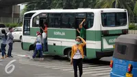 Sejumlah penumpang turun di depan terminal Blok M Jakarta, Kamis (31/3/2016). Pemerintah berencana menurunkan tarif angkutan umum pasca penurunan harga BBM, 1 April mendatang. (Liputan6.com/Helmi Fithriansyah)