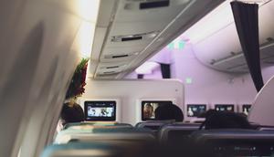 Ilustrasi isi kompartemen yang menjadi incaran komplotan pencuri di pesawat. (dok. Bao Menglong/Unsplash)