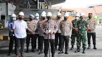 Kapolri Jenderal Listyo Sigit Prabowo bersama rombongan meninjau produksi minyak goreng di PT Mikie Oleo Nabati Industri di Bojong Menteng, Rawalumbu, Kota Bekasi, Jawa Barat. (Foto: Istimewa)