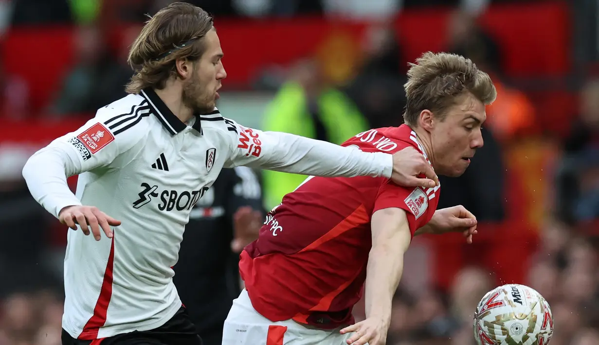 Bermain di hadapan publik sendiri, Manchester United tampil mendominasi di menit-menit awal pertandingan. (Darren Staples/AFP)