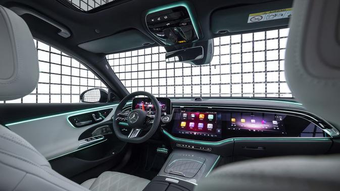 Interior E-Class 2024 akan mendapat panel yang dilengkapi Hyperscreen seperti Mercedes-Benz EQS dan EQE.  Layar ini memiliki perangkat lunak MBUX generasi terbaru yang mampu melakukan selfie, Zoom Meeting, panggilan video, memainkan Angry Birds, dan bahkan menggulir TikTok.  (Sumber: caranddriver.com)
