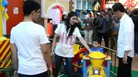 Gaya Jokowi Ajak Cucu Naik Kereta Mainan di Solo