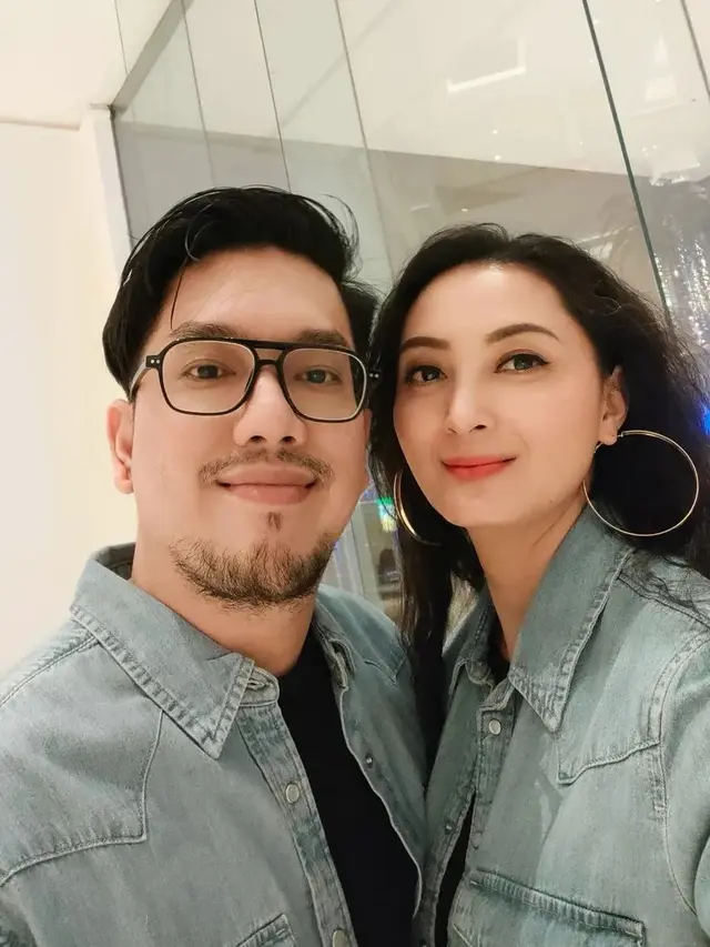 7 Potret Della Puspita Dapat Kejutan Ultah dari Suami, Kini Sudah Mesra Lagi