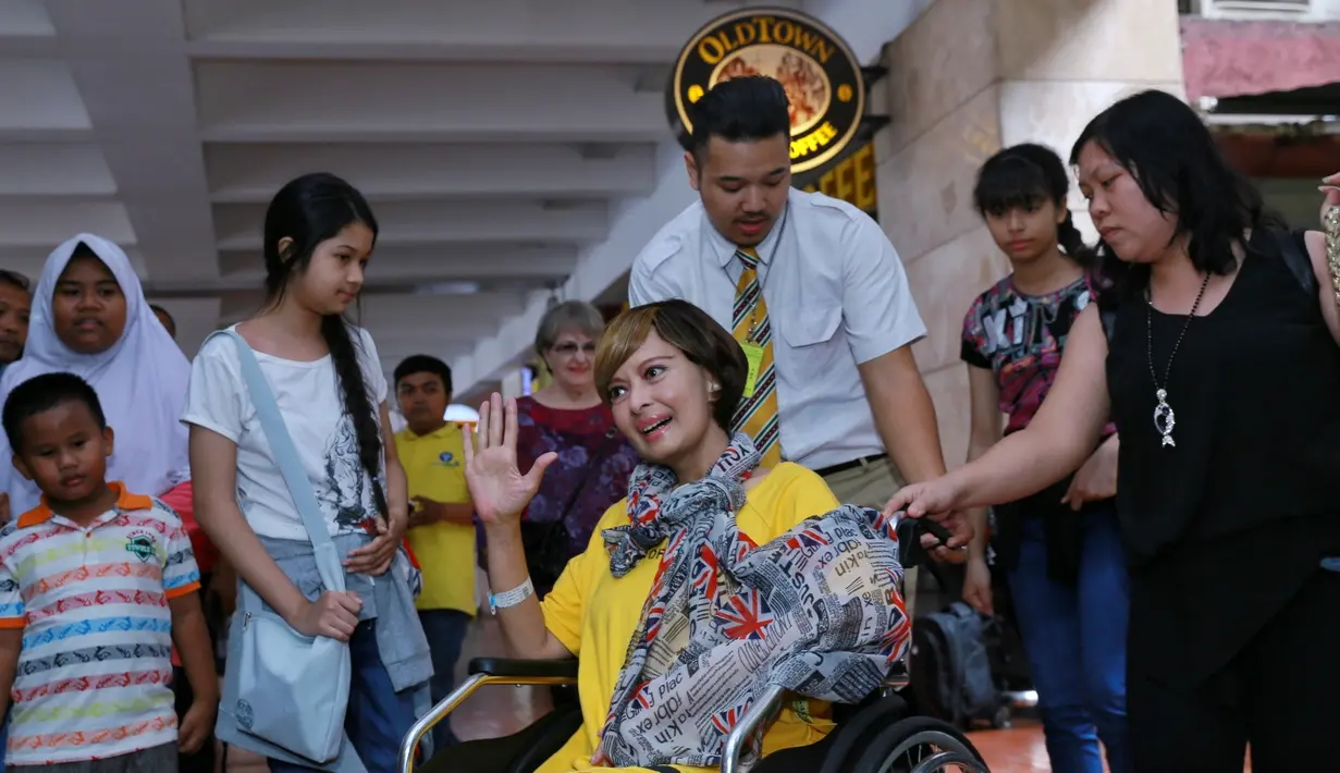 Kondisi Yana Zein kembali menurun setelah tiba di Indonesia. Meski telah dinyatakan membaik 75-80 persen sepulang dari menjalani perawatan di China selama hampir empat bulan. Ibu dua anak itu sempat tak sadarkan diri. (Adrian Putra/Bintang.com)