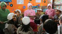 Ny Tika Setiawan Ujung, istri Kapolres Malang beritakan cerita lalu lintas kepada anak usia dini. (FOTO: Istimewa/Times Indonesia)