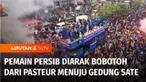 Tiba di Stasiun Kereta Cepat Whoosh Padalarang, Kabupaten Bandung Barat, pada Sabtu siang. Punggawa Persib langsung disambut meriah ribuan bobotoh dan warga. Membawa trofi juara Liga 1, skuad Persib Bandung diarak dari Gerbang Tol Pasteur hingga ke G...