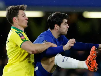 Pemain Norwich City, Christoph Zimmermann berebut bola dengan pemain Chelsea, Alvaro Morata pada partai ulangan babak ketiga Piala FA di Stadion Stamford Bridge, Rabu (17/1). Chelsea menang lewat adu penalti dengan skor 5-3. (AP/Alastair Grant)