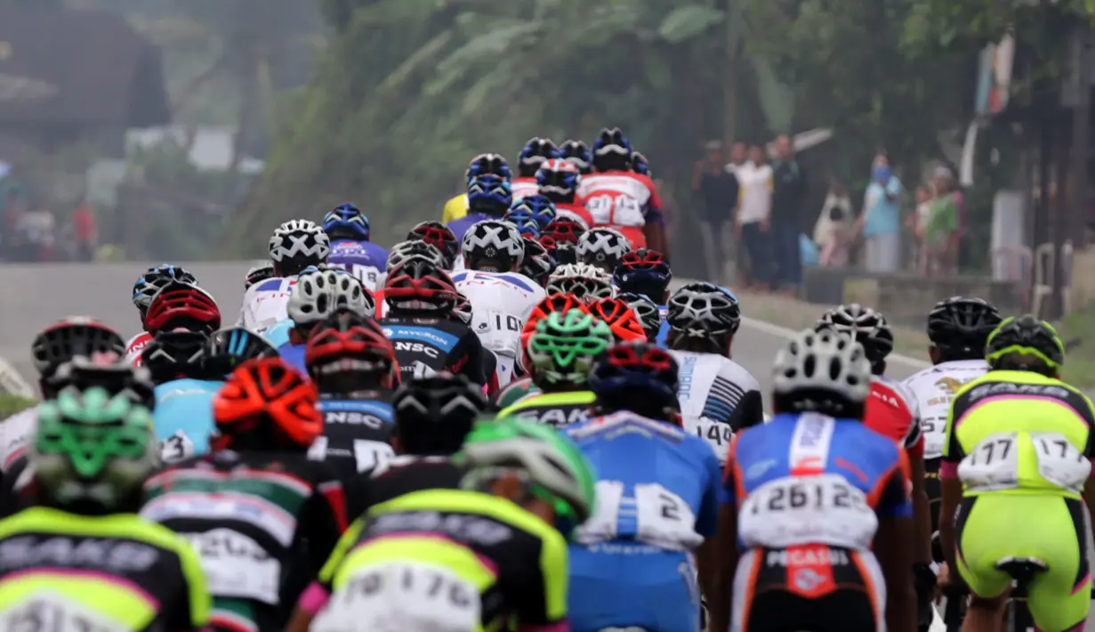 Aksi para pebalap dalam Etape 7 Tour de Singkarak 2015 antara Pasaman-Pasaman Barat, Jumat (9/10/2015). (Bola.com/Arief Bagus)