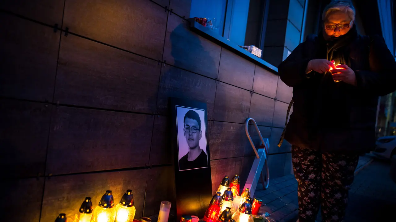 Ratusan Lilin Untuk Jurnalis Slovakia yang Tewas Saat Usut Kasus Kecurangan Pajak