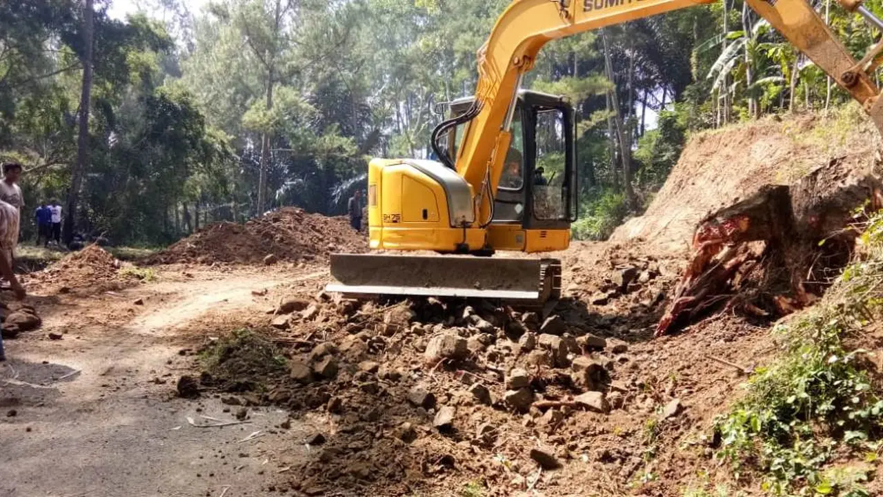 Jalan ke dua desa di Cilacap yang sebelumnya terisolir akibat jalan ambles, yakni Kutabima dan Karangsari berhasil dibuka. (Foto: Liputan6.com/BPBD Cilacap/Muhamad Ridlo)