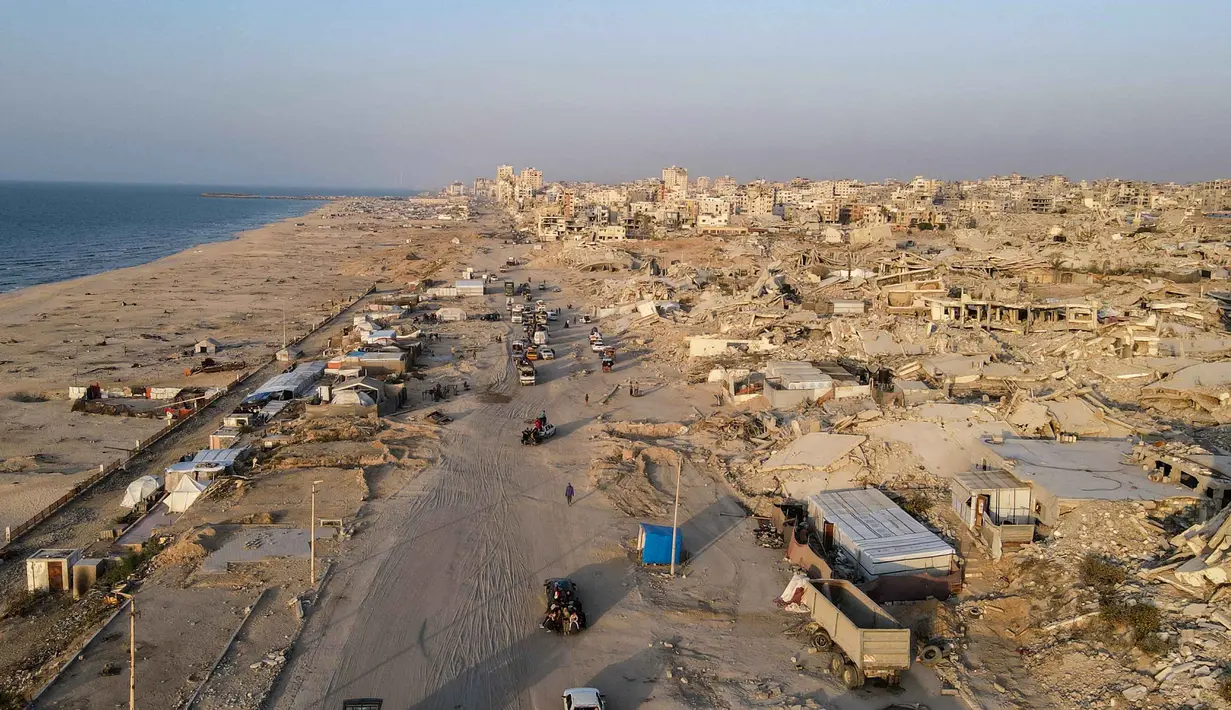 Untuk merekonstruksi Gaza, menurut pemerintah Palestina, membutuhkan biaya sekitar USD 67 miliar atau lebih kurang Rp 1.111 triliun dan berlangsung dalam tiga tahap selama lima tahun. (Foto oleh AFP)