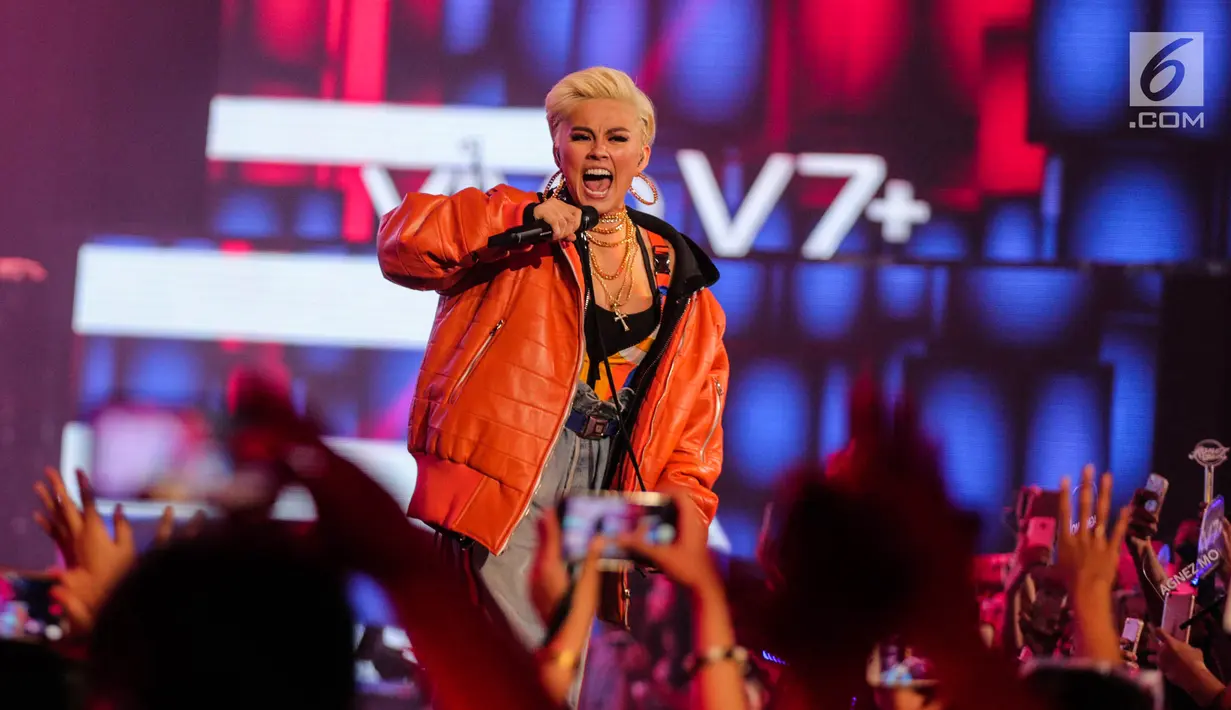 Penampilan Agnez Mo pada acara peluncuran Vivo V7 Plus di JIExpo Kemayoran, Jakarta Pusat, Kamis (28/9). Koreografi yang diperlihatkan kekasih pebasket Wijaya Saputra itu juga memukau. (Liputan6.com/Faizal Fanani)