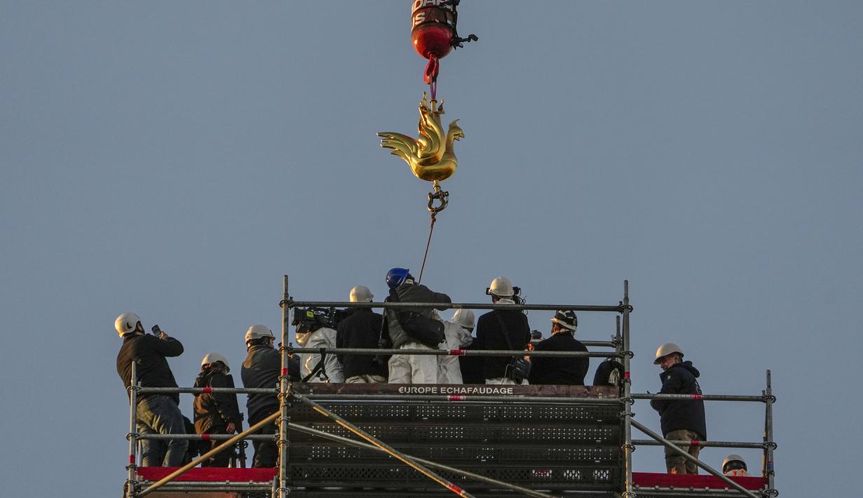 "Sayap api" ayam jantan yang baru merupakan pengingat bahwa "katedral dapat terlahir kembali dari abu, seperti burung phoenix," kata Philippe Villeneuve, salah satu arsitek utama yang bekerja di katedral dan perancang ayam jantan yang baru.  (AP Photo/Michel Euler)