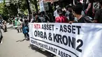 Massa yang tergabung dalam Komite Penyelamat Asset Negara menggelar unjuk rasa di Gedung Granadi, Jakarta, Senin (17/12). Dalam aksinya, mereka Menuntut penyitaan sejumlah aset milik Yayasan Supersemar, termasuk Gedung Granadi (Liputan6.com/Faizal Fanani)