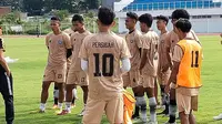 Para pemain sepakbola Persigar, Garut tengah menerima intruksi pelatih Suwita Pata dalam persiapan persaingan sepakbola nasional Liga 3 Nasional, di Stadion Dalem Bentang Garut. (Liputan6.com/Jayadi Supriadin)