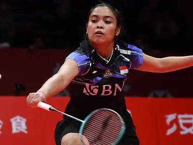 Pebulu tangkis tunggal putri terbaik Indonesia, Gregoria Mariska Tunjung mengawali langkahnya di BWF World Tour Finals 2023 dengan kekalahan setelah menyerah dua game langsung 18-21, 17-21 dari wakil Chinese Taipei, Tai Tzu Ying dalam laga yang dihelat di Hangzhou Olympic Sports Centre Gymnasium, China, Rabu (13/12/2023) pagi WIB. (AFP/STR)