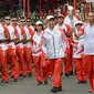 Presiden bersama Menpora berlari menuju tempat Relay Api Obor 2 di tangga depan Istana Merdeka untuk diserahkan kepada Ketua INASGOC Erick Thohir. (foto:kundimang/kemenpora.go.id)