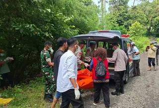 Evakuasi jenazah Mr X di Alas Purwo. (Liputan6.com/Hermawan Arifianto)