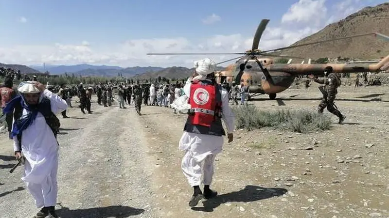 Bulan Sabit Merah Afghanistan dan personel militer bekerja di Provinsi Paktika timur Afghanistan setelah gempa bumi mematikan, 22 Juni 2022. (Bakhtar News Agency yang dikelola pemerintah Afghanistan)