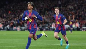 Penyerang Barcelona, Lamine Yamal, merayakan gol ketiga timnya bersama gelandang Barcelona, Fermín Lopez, dalam pertandingan Liga Spanyol melawan Real Oviedo di Stadion Camp Nou, Barcelona, Minggu (25/1/2026). (Josep Lago/AFP)