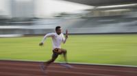 Pelari Indonesia, Lalu Zohri, berlari saat pemusatan latihan di Stadion Madya Senayan, Jakarta, Kamis (2/8/2018). Pemusatan latihan ini merupakan persiapan jelang Asian Games XVIII. (Bola.com/Vitalis Yogi Trisna)