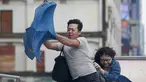 Dua orang memegang payung sambil berjalan menghindari angin kencang yang disebabkan topan Dujuan di Taipei, Taiwan, Senin (28/9). Ribuan orang diungsikan untuk menghadapi topan raksasa Dujuan yang diprediksikan akan menyerang Taiwan.(REUTERS/Pichi Chuang)