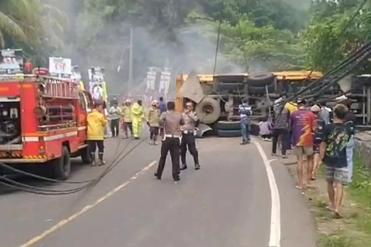 Truk tronton menabrak tiang dan gardu listrik di Tanjakan Cibokor, Kecamatan Leuwisadeng, Kabupaten Bogor