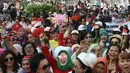Ratusan emak-emak dari masyarakat pencinta kebaya dan sarung Indonesia saat mengikuti parade di Bundaran HI, Jakarta, Minggu (28/7/2019). Parade tersebut bertujuan untuk mengajak masyarakat agar mencintai busana tradisional khas Indonesia. (Liputan6.com/Angga Yuniar)