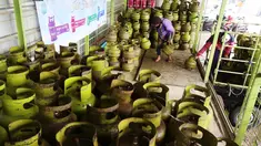 Pekerja menata tabung LPG 3 Kg di pangkalan LPG kawasan Sunter, Jakarta Utara, Jumat (21/7). Pertamina Marketing Operation Region III (MOR III) menyalurkan LPG 3 Kg di wilayah Jawa Bagian Barat sekitar 55.600.000 tabung/hari. (Liputan6.com/Angga Yuniar)