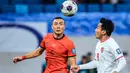 <p>Pemain Timnas Indonesia, Witan Sulaeman (kanan) berebut bola dengan pemain China, Li Lei saat laga lanjutan putaran ketiga Grup C Kualifikasi Piala Dunia 2026 di Qingdao Youth Stadium, Qingdao, China, Selasa (15/10/2024). (AFP)</p>