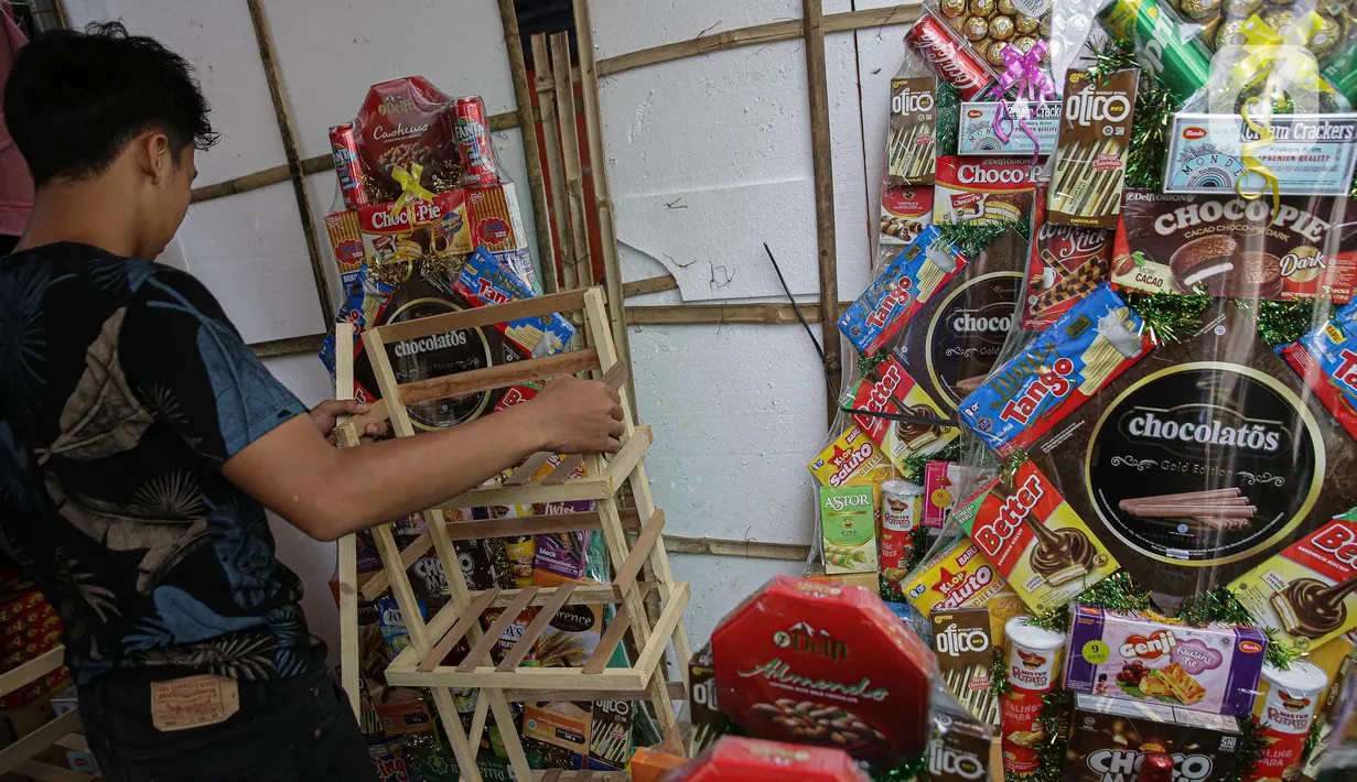 Penjual merapikan parcel untuk di jual di Kawasan CIkini, Jakarta, Selasa (27/4/2021). Permintaan parcel menjelang Idul Fitri 1442 Hijriah mulai meningkat dengan harga bervariasi Rp300 ribu hingga Rp 3 juta per unit tergantung isi parcel, ukuran, dan model. (Liputan6.com/Faizal Fanani)
