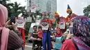 Warga foto bersama badut yang tengah menyosialisasikan sistem tilang Electronic Traffic Law Enforcement (ETLE) kepada pengunjung car free day (CFD) di Bundaran HI, Jakarta, Minggu (25/11). (Merdeka.com/Iqbal Nugroho)