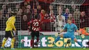 Proses terjadinya gol yang dicetak striker Sheffield United, Lys Mousset, ke gawang Arsenal pada laga Premier League di Stadion Bramall Lane, Sheffield, Senin (21/10). Sheffield menang 1-0 atas Arsenal. (AFP/Oli Scarff)