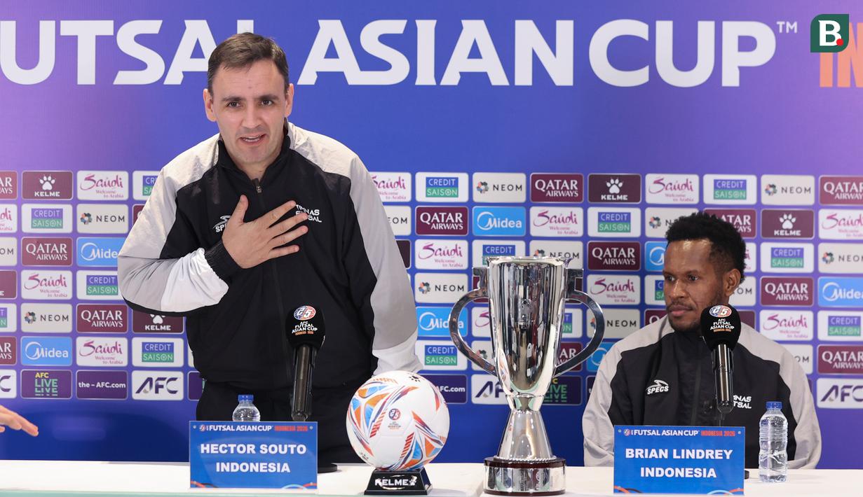 Pelatih Timnas Futsal Indonesia, Hector Souto bersama Brian Lindrey dalam konferensi pers jelang babak final Piala Asia Futsal 2026 di Indonesia Arena, Jakarta Pusat, pada Jumat (6/2/2026). (Bola.com/M Iqbal Ichsan)
