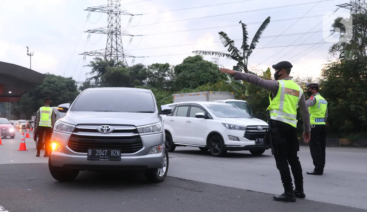 Petugas gabungan mengarahkan pengendara mobil untuk putar balik saat akan memasuki wilayah Jakarta di Gerbang Tol Cikupa, Tangerang, Rabu (27/5/2020). Kendaraan yang menuju Jakarta wajib menunjukkan Surat Izin Keluar atau Masuk (SIKM) untuk menekan penyebaran Covid-19. (Liputan6.com/Angga Yuniar)