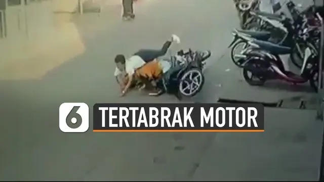 Terekam kamera cctv seorang bocah menyebrang jalan sembarangan tertabrak pengendara motor yang sedang melintas.