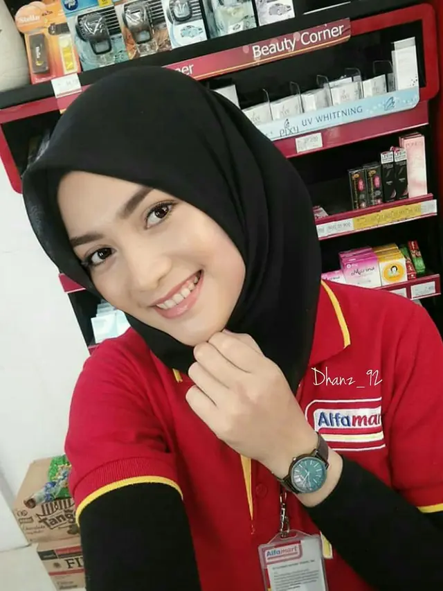 6 Editan Foto Aktris Jadi Kasir Minimarket Ini Bikin Senyum