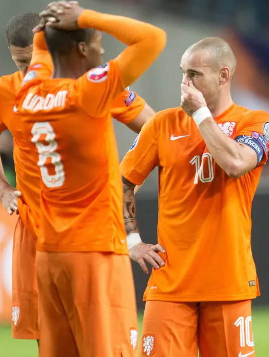 Para pemain Belanda kecewa setelah mengetahui timnya kalah dan gagal lolos selama pertandingan Grup A kualifikasi Euro 2016 di Amsterdam, Belanda, Rabu (14/10/2015). Belanda kalah dengan skor  2-3. (REUTERS/Toussaint Kluiters)