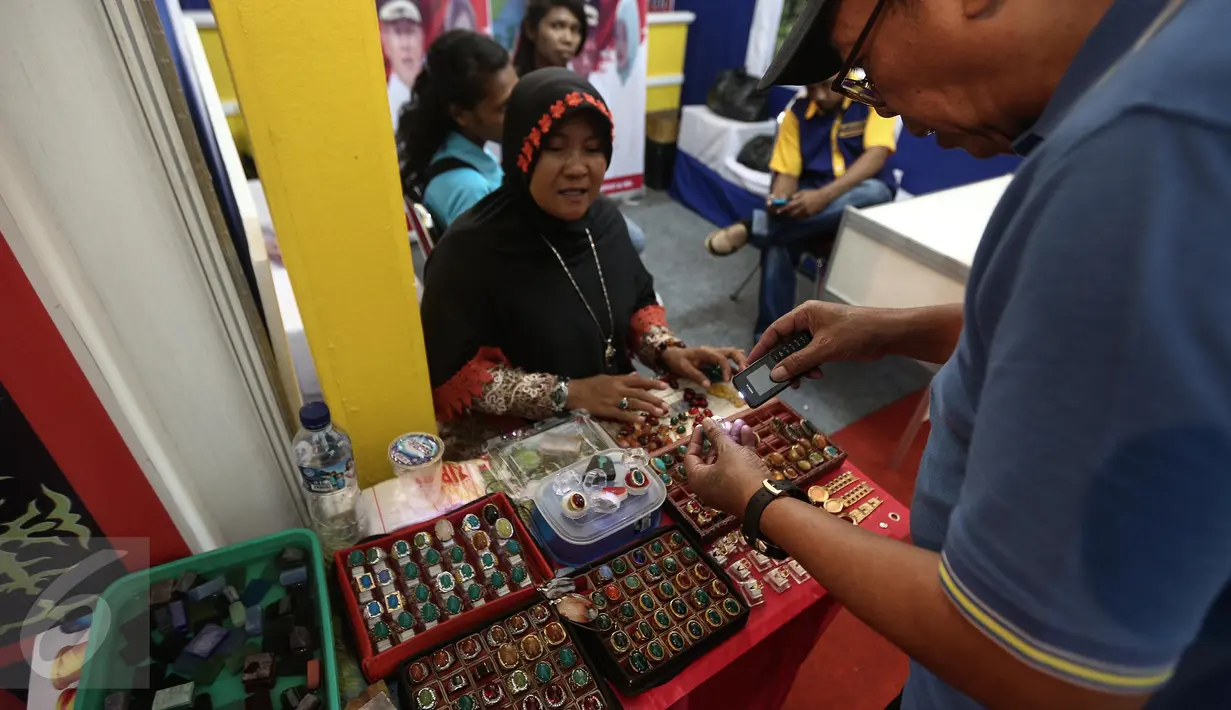 Pengunjung melihat batu di pameran Maluku Expo di Lapangan Merdeka, Ambon, Maluku, Senin (7/2). Pameran tersebut untuk memperingati hari pers nasional. (Liputan6.com/Faizal Fanani)