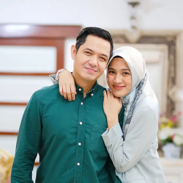 Umumkan Hamil Anak Ketiga, Ini 6 Potret Terbaru Alyssa Soebandono dan Dude Harlino