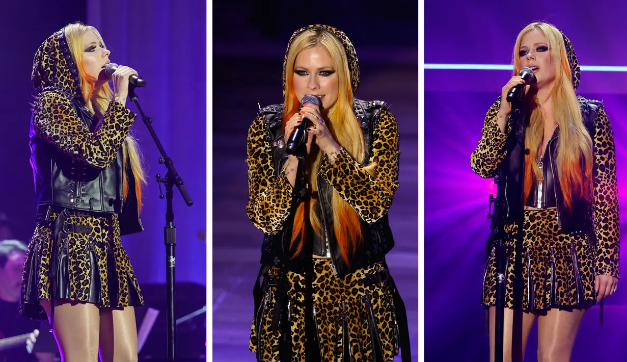 Foto kombinasi Avril Lavigne saat tampil di atas panggung Academy of Country Music Honours ke-15 di Ryman Auditorium di Nashville, Tennessee pada 24 Agustus 2022. (AFP Photo)